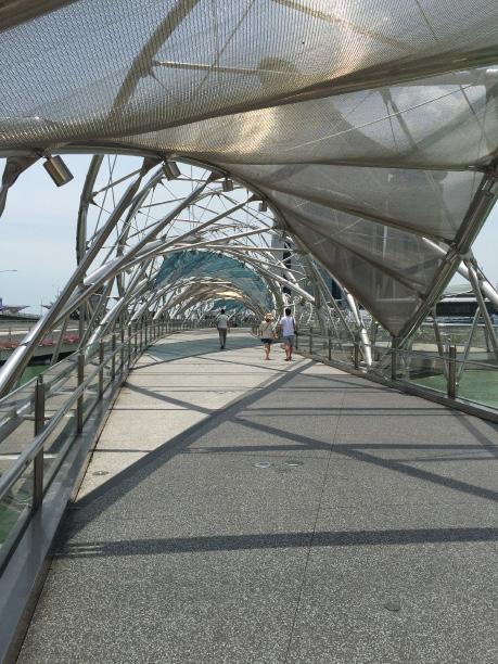 Helix Bridge Architekten: Philip Cox und Architects 61 Ingenieursarbeiten: Tristram Carfrae (Arup) Bauherr: Republik Singapur Fertigstellung: 2010 Die effektvolle Stahlfachwerkbrücke überbrückt den
