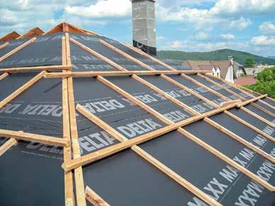 Spätestens wenn die Eindeckung verwittert ist oder es Probleme mit Feuchtigkeit und Schimmel gibt, steht eine Dachsanierung an.