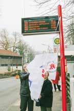 Lange her und doch unvergessen: Als 2007 feierlich der neue Busanzeiger am Bahnhof enthüllt wurde, legte sich die Plane ausgerechnet über die damalige Bürgermeisterin