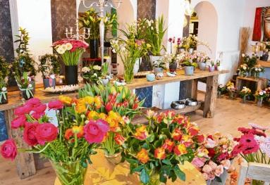 Wer individuell gestaltete Tisch- und Einladungskarten sowie Tischbänder und Servietten für schöne Anlässe sucht, wird im Blumenstudio Rauh ebenfalls fündig.