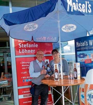 Sie konnte sich über einen Stehtisch mit Sonnenschirm freuen. Den Preis konnte Getränkemarktleiter Klaus Herrmann bei Sonnenschein überreichen.