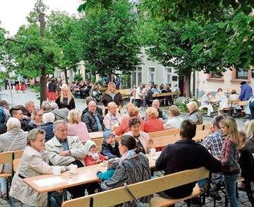 Kirchweih in Lichtenberg am Sonntag, 30. Juni, am Marktplatz Trinas Band und die Rotröcke sorgen für Stimmung Gemütlich feiern die Lichtenberger ihre Kirchweih am30.