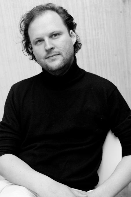 Zum Dirigenten: David Marlow stammt ursprüngliche aus Großbritannien, wuchs aber in Deutschland auf und studierte in Detmold und Wien.