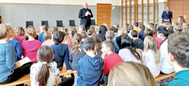 Hoher Besuch an der Volksschule life Am 31. Jänner bekamen wir Besuch vom Erzbischof Franz Lackner OFM. Zwei Kinder der 4. Klassen begrüßten ihn mit einem Gedicht, Blumen und Honig der Schulbienen.