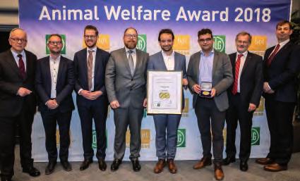 Auszeichnungen 159 Mit dem Animal Welfare Award 2018 wurde ebenfalls das Unternehmen Schippers GmbH ausgezeichnet. DLG-Präsident Hubertus Paetow (rechts) überreichte gemeinsam mit bpt-präsident Dr.