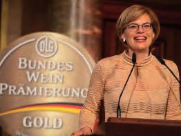 Julia Klöckner, Bundesministerin für Ernährung und Landwirtschaft, überreichte gemeinsam mit DLG-Hauptgeschäftsführer Dr. Reinhard Grandke Medaillen und Urkunden an die Winzer.