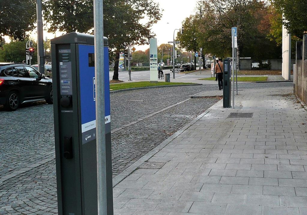 Die Einführung der Elektromobilität steckt in München noch in den Kinderschuhen, da die Infrastruktur fehlt. Das heißt, bisher gibt es zu wenig Ladestationen für E- Autos.