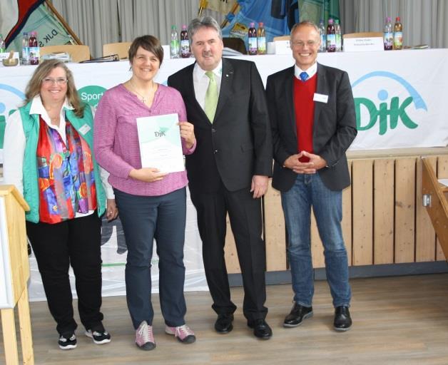 DV-Jugendleiter Korbinian Klein und Sportwartin Stefanie Lenk wurden jeweils mit dem DJK-Ehrenzeichen in Bronze ausgezeichnet.