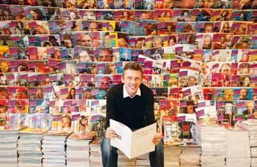 Immer mittendrin Chefredakteur Nils Bremer umgeben von Ausgaben seines Stadtmagazins.