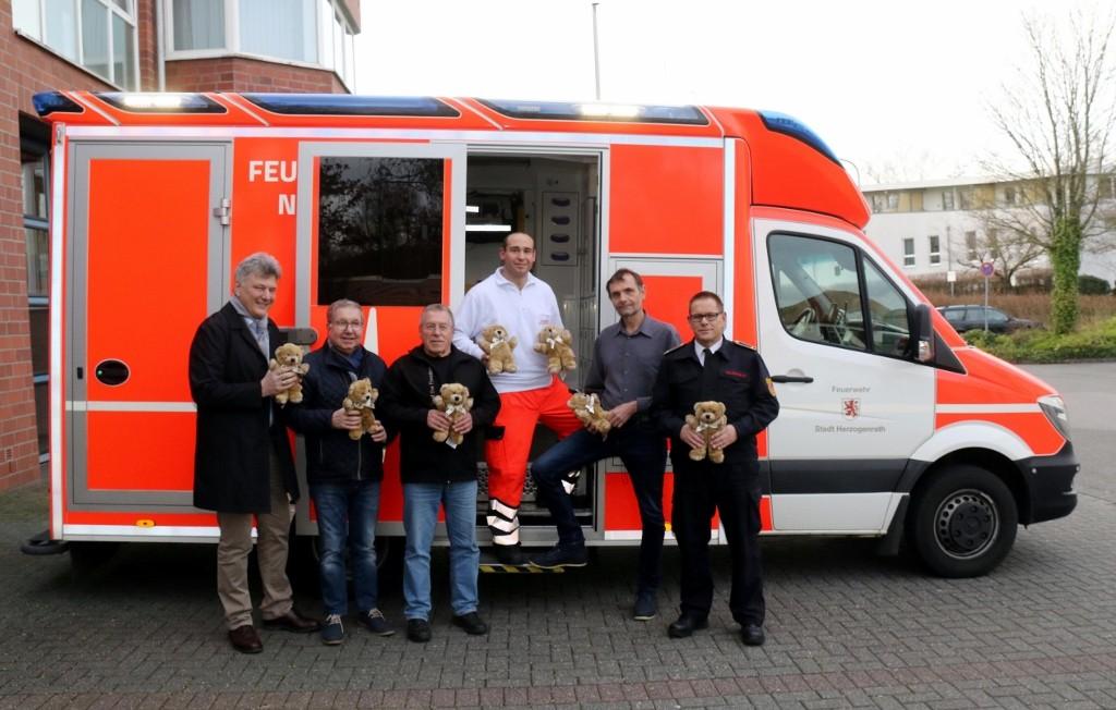 7 Trostspendende Teddys für die Rettungswache Die vermittelte hier die von Ralf Nowack und Günter Hänsel