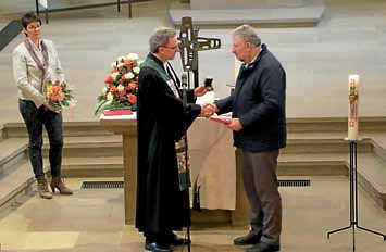 24 die langjährigen Dienste von Manfred Giek gewürdigt: Wir durften ihm eine hohe Auszeichnung der Landeskirche, die Johannes-Brenz-Medaille in Bronze, überreichen.