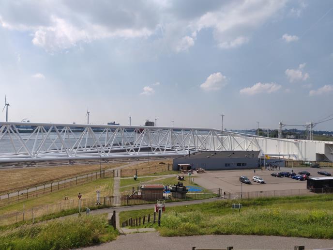 wirkt. Abschließend wurde das Maeslant-Sperrwerk besichtigt, welches die Stadt Rotterdam, ihre Umgebung sowie ihren Hafen bei Hochwasser schu tzen soll und ebenfalls ein Teil der Delta-Werke ist.