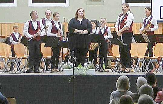 Unsere Vereine und Verbände vor Ort Musikalisches Ausrufezeichen in Memmelsdorf Zum Schluss des Konzerts blieb Dirigentin Jasmin Götter nur, dem Publikum zu danken.