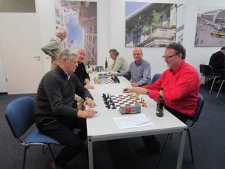 Er richtete die besten Grüße und Weihnachtswünsche unseres verhinderten Leiters der Schachgruppe, Horst Kaiser, an alle Teilnehmer aus.