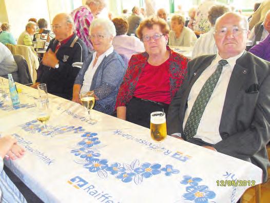 Gustav Bergemann, Mitglied des Thüringer Landtages, und Nicole Gehret, Kreisbeigeordnete im Wartburgkreis, haben als Gäste des Frühlingsfestes den Veranstaltern und Organisatoren der Senioren-Treffs