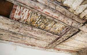Fachwerksanierung BAUSTELLE DES MONATS Bemalte Holzdecken waren unter Sauerkrautplatten versteckt Die historischen Holzdecken wurden vor Ort repariert Die bemalten Holzdecken schmücken die heute als