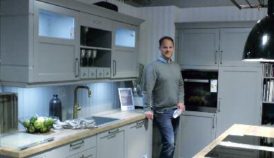 küchen- statt katzenvideo Eine virtuelle und eine reale Begegnung Sven Thiemann in einer der Ausstellungsküchen des Küchenhauses Thiemann.