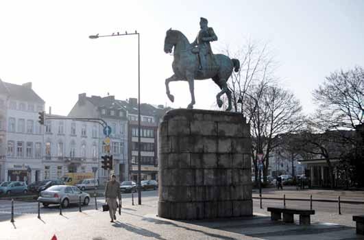 Wie kam der Kaiser zum Kaiserplatz? Entschuldigen Sie, sind Sie aus Aachen? Wissen Sie, wer da oben auf dem Pferd sitzt?