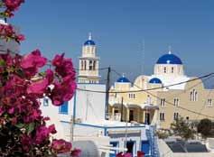 Reisebericht Hauptstadt Fira Die Vulkaninsel Santorin bietet abseits der Touristenpfade Raum für genussvolle Entspannung Die Postkartenmotive einer weißen Kirche mit blauer Kuppel vor dem Meer der