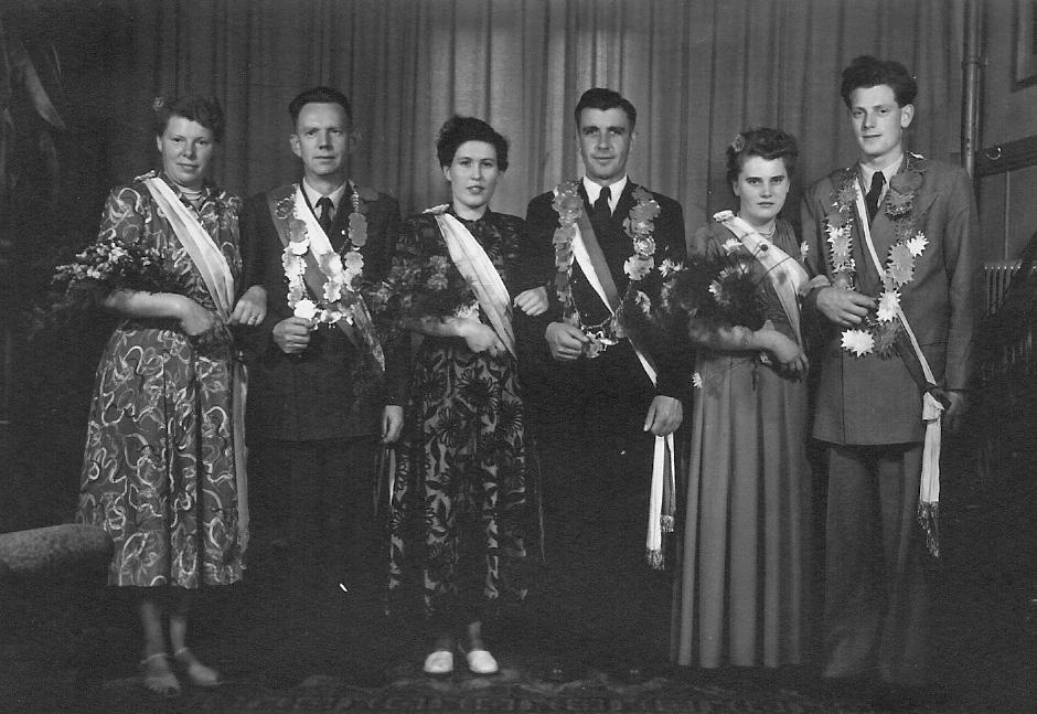 1953 Männerkönig Junggesellenkönig Sternkönig Tons Wessendorf mit Ehefrau Martha Karl
