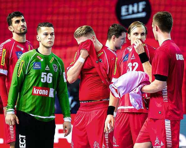 Packend: Spielmacher GeraldZeiner im Duellmit den Weißrussen» Ein Tor Unterschied kann im Handball die Welt bedeuten.