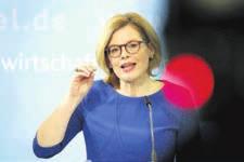 Spahn bat die Mitbürger mitzuhelfen, dass keine Falschnachrichten weiterverbreitet würden. Ernährungsministerin Julia Klöckner (CDU) erklärte, es gebe keinen Anlass für Hamsterkäufe.