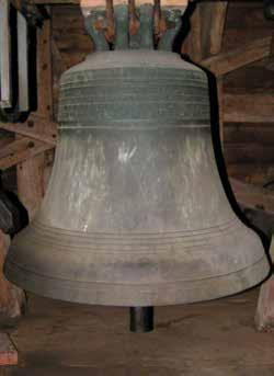 6 :: Schwerpunktthema Die Glocken der Ahauser Kirche Die Kirche hat sicher von Anfang an eine Glocke gehabt. Die erste Erwähnung finden wir in dem Inventar von 1573:»2 Glocken im Turm die men läutet«.
