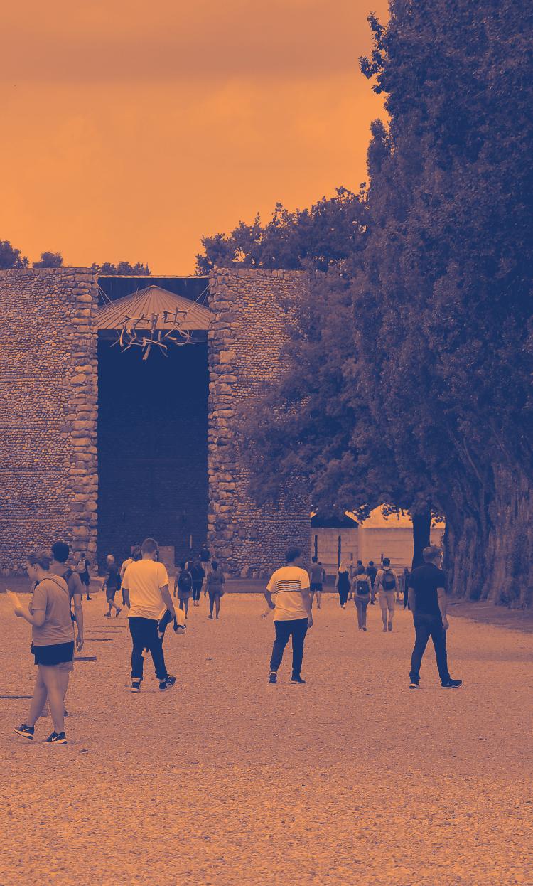Geschichte des KZ Dachau und der Gedenkstätte sowie die Auseinandersetzung mit der Frage»Was geht uns die Geschichte heute an?«termine, täglich 11.00 Uhr Englisch 12.00 Uhr Deutsch 13.