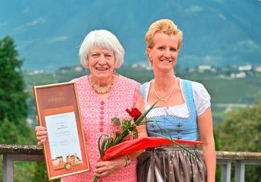 Der Präsident des Tourismusvereins, Hansjörg Ainhauser, überreichte dem stolzen Jubilar die von der Schenner Künstlerin Judith Klotzner angefertigte Ehrenurkunde und goldene Ehrenmedaille für 50