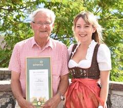Schenna und seinem Betrieb Bei der öffentlichen Gästeehrung im Schloss Schenna wurde Frau Waltraud Zelger aus