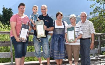 Schenna und Sarah Schmacks für 10 Jahre Gast in Schenna ausgezeichnet.