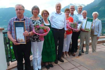 Karin und Gerd Wennicke aus Essen die Ehrenmedaille für 30 Jahre Gast in Schenna von der Gastgeberfamilie Lydia und Hias