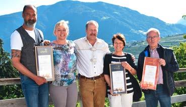 Karin und Erwin Straub mit der Ehrenmedaille und -urkunde für 20 Jahre Gast in Schenna in der Pension Kleefeld der Familie Dosser