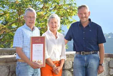 20 Jahre Gast in Schenna ausgezeichnet Bei der öffentlichen Gästeehrung wurde der Familie Brigitte