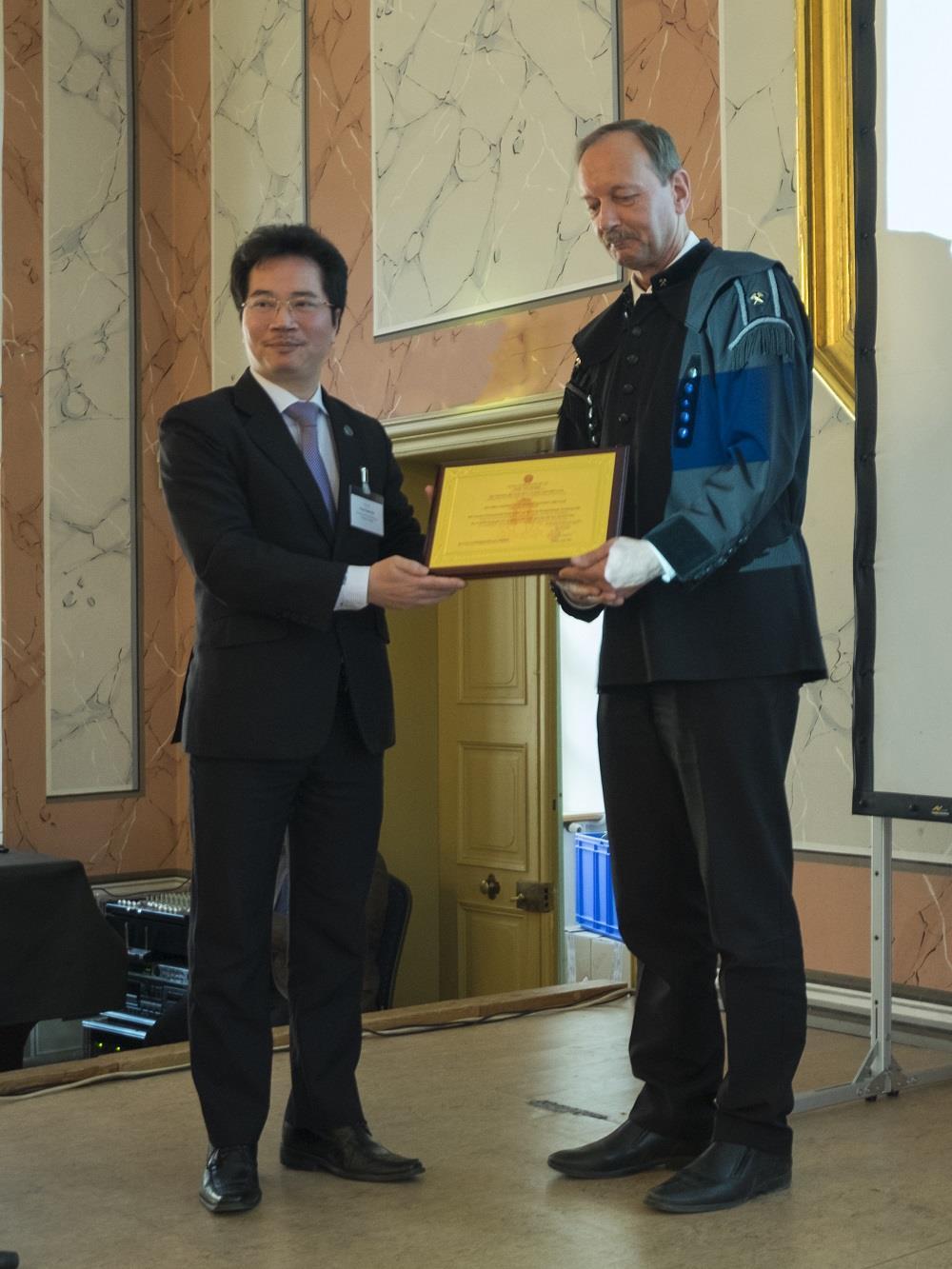 Prof. Drebenstedt erhielt aus den Händen des Vize-Rektors der Universität für Bergbau und Geologie Hanoi, Professor