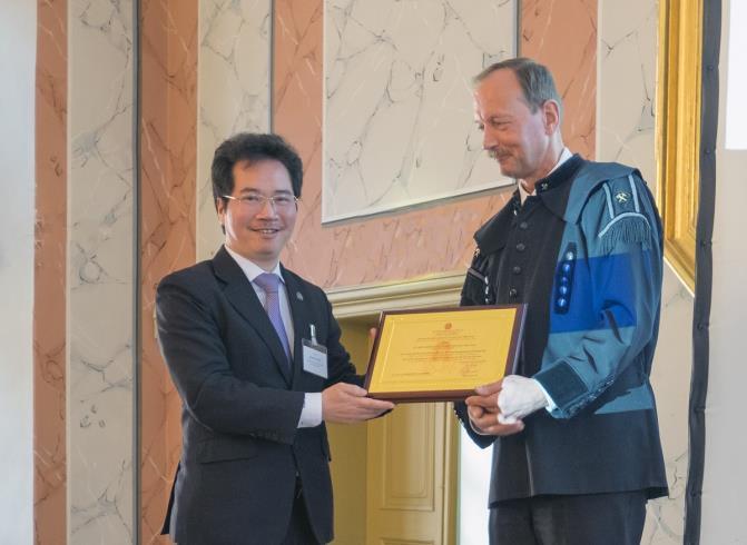 Prof. Dr. Carsten Drebenstedt Award of Merit des Bildungs-Ministeriums Vietnams Award of Merit from the Vietnam Ministry of Education Als erster Ausländer wurde Prof.