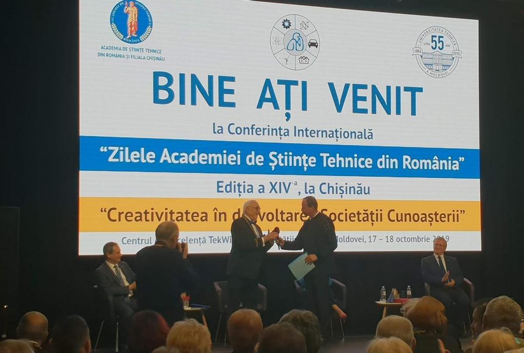 Übergabe der Urkunde für die Ehrenmitgliedschaft durch den Akademiepräsidenten Prof. Dr. Mihai Mihăiţă.