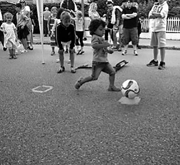 FUSSBALL: Fußballer beim Marktfest der Gemeinde Am Sonntag, 06.08.