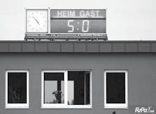 STADIONZEITUNG 1. FC e. V. Zwei Derbys verloren 1. FC Weißenfels 1. FC 5 : 0 FUSSBALL-LANDESLIGA: Ein verletzter Torwart, zwei Platzverweise in Halbzeit eins und ein 0 : 5 gegen Erzrivale Weißenfels.