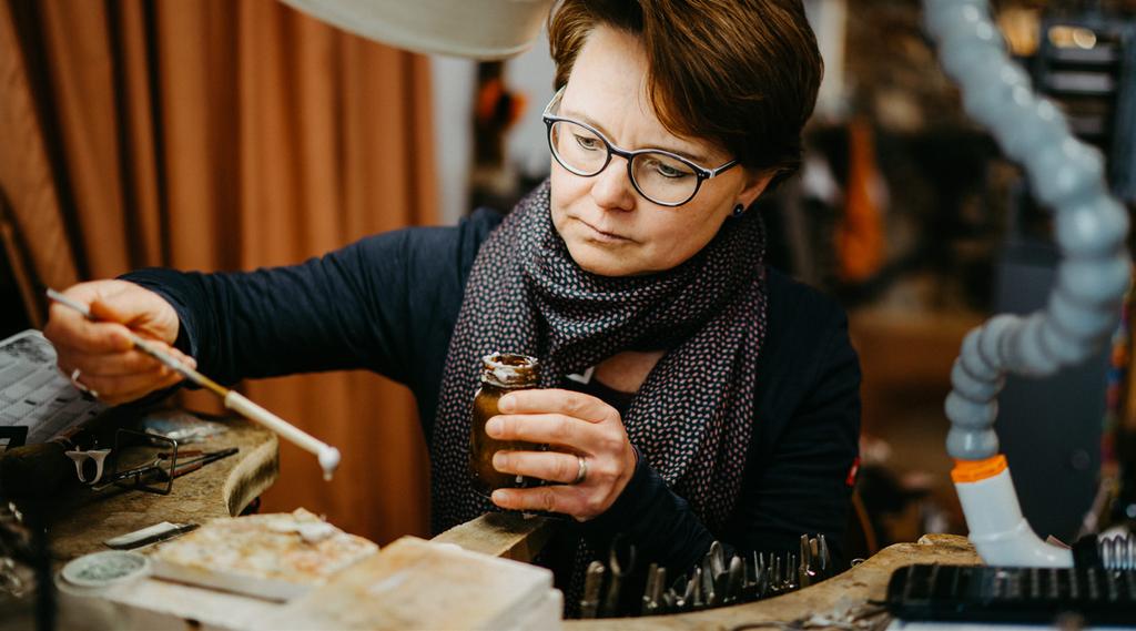 Stille Wasser sind kreativ Julia Zanella fertigt außergewöhnliche Schmuckstücke Sie ist ausgebildete Goldschmiedin, freischaffende Künstlerin und betreibt ihr hiesiges Geschäft seit 1998.