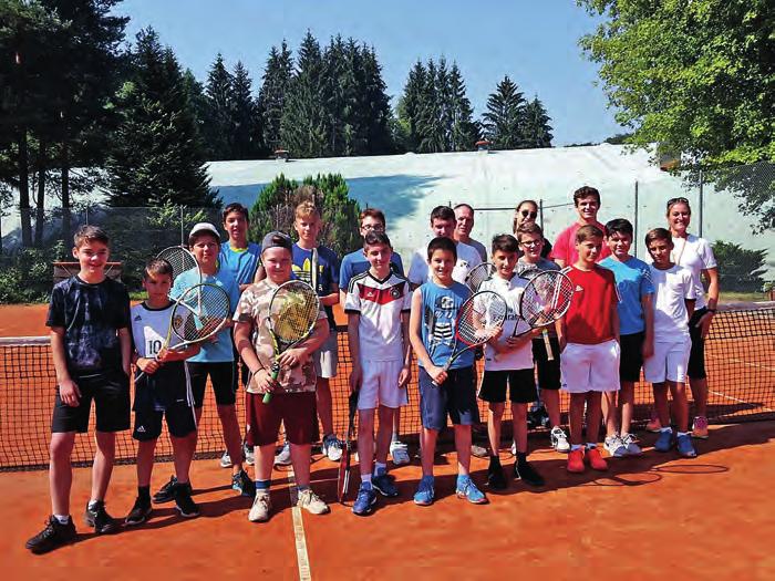 Jörg hatte dabei Unterstützung von unseren Jugendspielern Shirin Mahmoud und Noah Merkert. 16 Kindern wurde der Tennissport an zwei Vormittagen näher gebracht.
