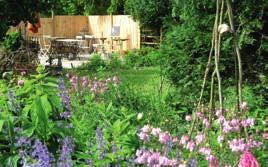 Malerei, Zeichnung und Collagen sind im Atelier zu besichtigen. Ab 2020 wird der Garten um einen halben Hektar mit Streuobstwiese, Vogelschutzhecken und einer Bienenweide erweitert. Sondertermine: 14.