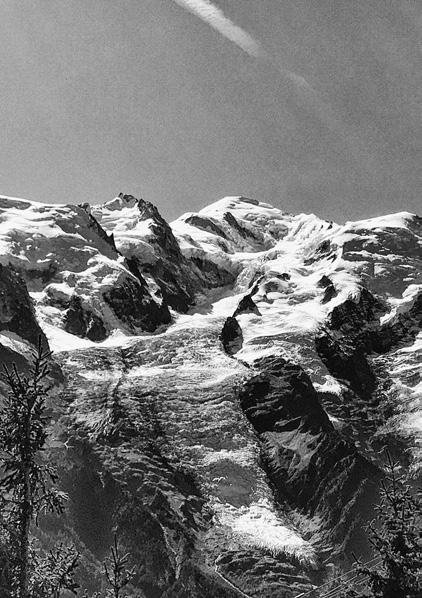 Blick auf die Aiguille du Midi und über den Mont Blanc bis zum Dôme du Goûter, in