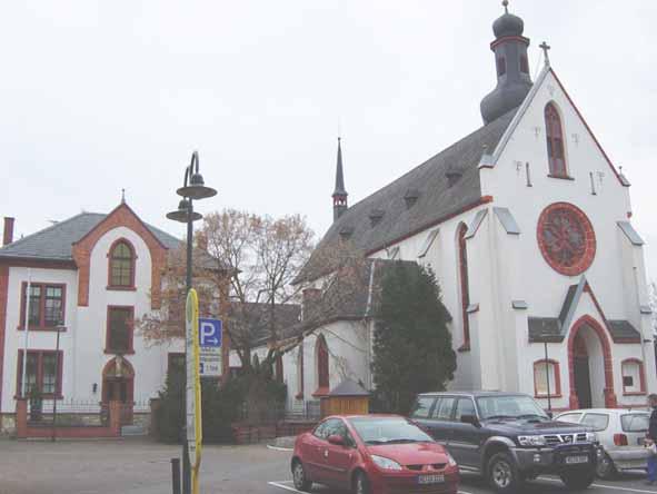 Das katholische Pfarrhaus und die Kirche St.