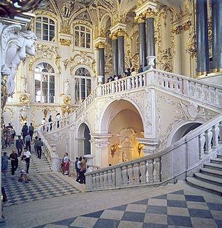 Geheimnisvolle Bauwerke Dasselbe sehen wir viel später in der Baugeschichte von St. Petersburg.. Auf dem dortigen Palastplatz wurde im frühen 19.