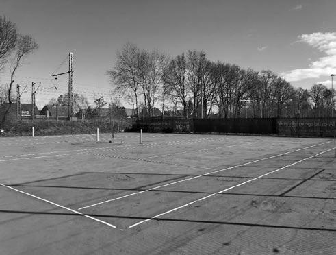 Gerade noch rechtzeitig vor den Corona-Ausgangsbeschränkungen ist die Herrichtung aller vier Tennisplätze fertig geworden.