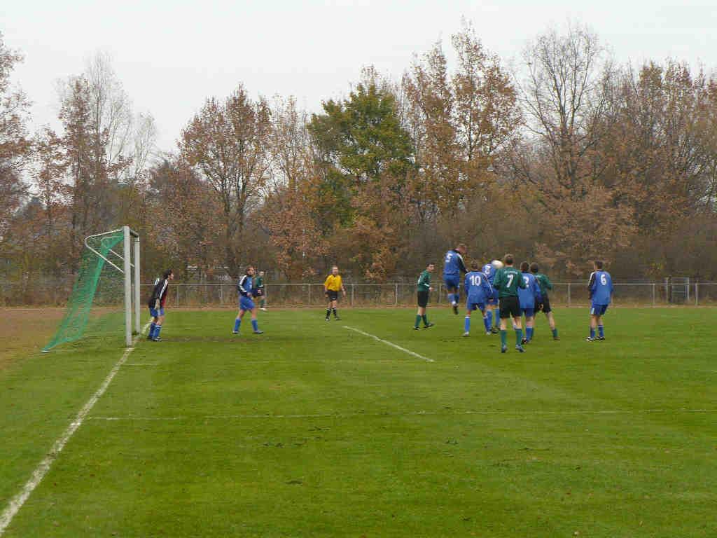 VfR Eckernförde TUS Rotenhof II 3:1 ( 2:1) Wie immer in den letzten Wochen, war auch dieser Sieg hart erkämpft. Zunächst fehlte unser Goalgetter und Spielgestalter Christian Wöhlk.