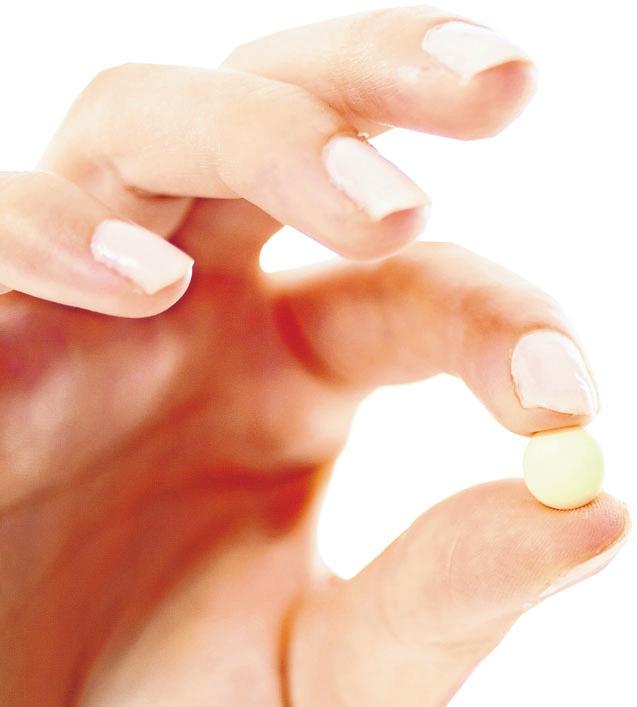 Gesundheit & Fitness Weg mit der Pein Was bei Schmerzmitteln zu beachten ist Ob bei Kopfweh, Regelbeschwerden oder einem quälenden Ziehen am Zahn: Für Schmerzattacken haben viele ein rezeptfrei