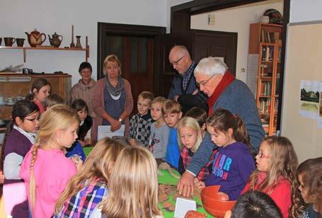 Der Geschichtsverein lud alle Klassen in das alte Pfarrhaus ein und präsentierte dort archäologische Funde aus dem Ronneburger Hügelland.