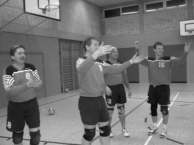 2005 einen Schlussstrich unter die Saison 2004/2005. Gegen eine ganz junge Mannschaft des TV Gronau sahen die Herren nur optisch alt aus.